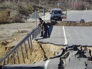Çöken yolda dev çukur oluştu