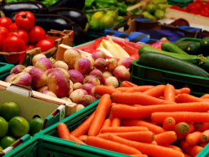 Bahçelerden meyve-sebze çalan 3 kişi yakalandı