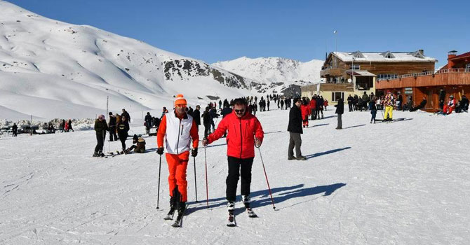 Vali Akbıyık ve vatandaşların kayak keyfi!