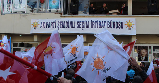 Şemdinli'de AK Parti seçim bürosu açıldı