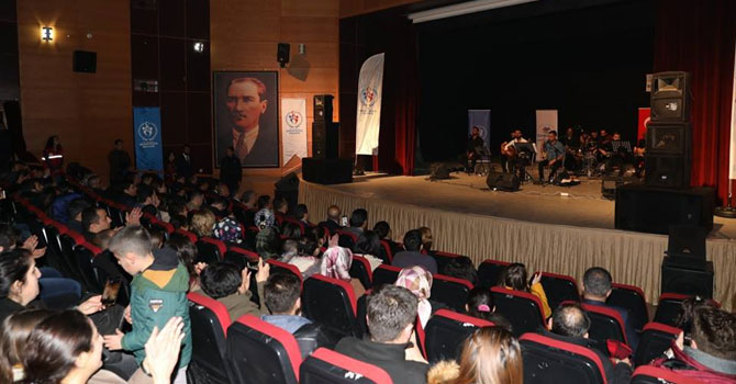 Hakkari'de öğrenciler yararına konser düzenlendi