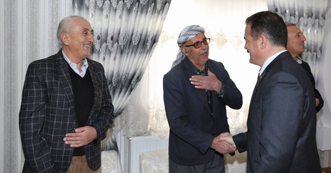 Vali Akbıyık, Yüksekova'da vatandaşları ziyaret etti