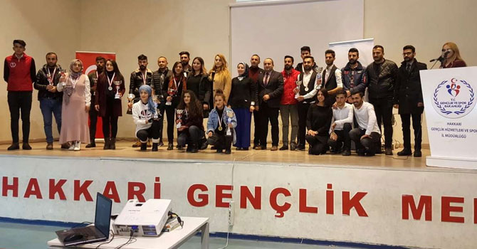 Hakkari’de “Sahne Sırası Sende” yarışması düzenlendi