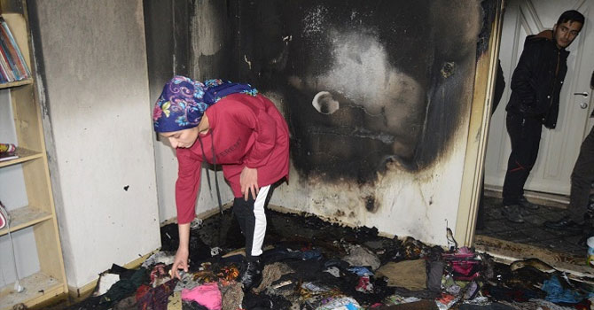 Hakkari'de Ev küle döndü! Gözyaşlarını tutamadı VİDEO