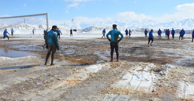 Yüksekova'da karlı ve çamurlu sahada maça hazırlık