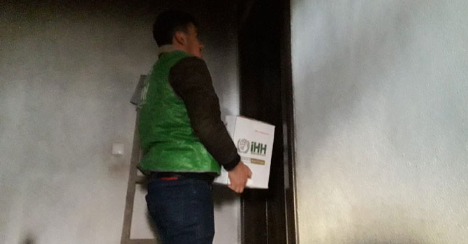 Hakkari İHH'den evi yanan Dalga ailesine yardım eli