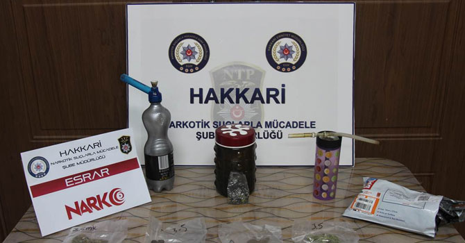 Hakkari'ye kargo ile gelen paketten esrar çıktı