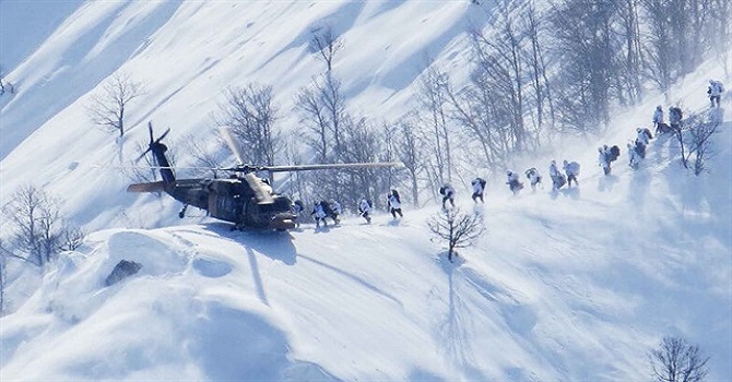 Hakkari'de çığ altında kalan asker şehit oldu