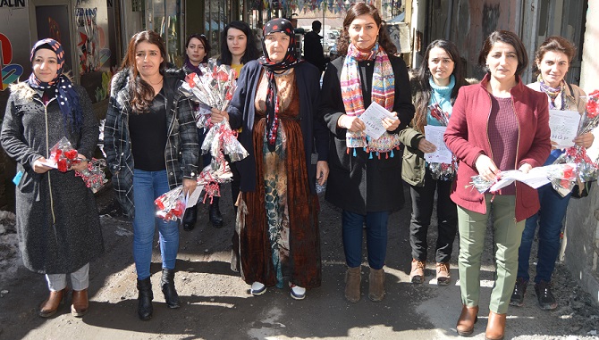 Eşbaşkan adayı Ataş kadınlara karanfil dağıttı