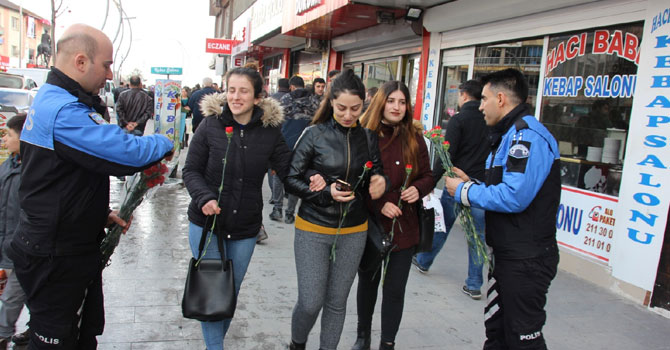 Polisler, Hakkari'de Kadınlar Gününü Kutladı 