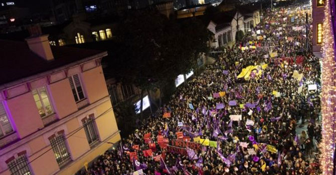 İstanbul'da kadınlar gaz ve plastik mermiyle müdahale etti
