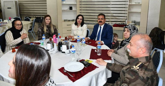 Vali Akbıyık, kadın polislerle bir araya geldi!