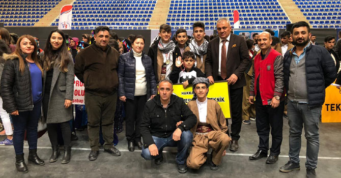 Hakkari halk oyunları ekibinden büyük başarı!