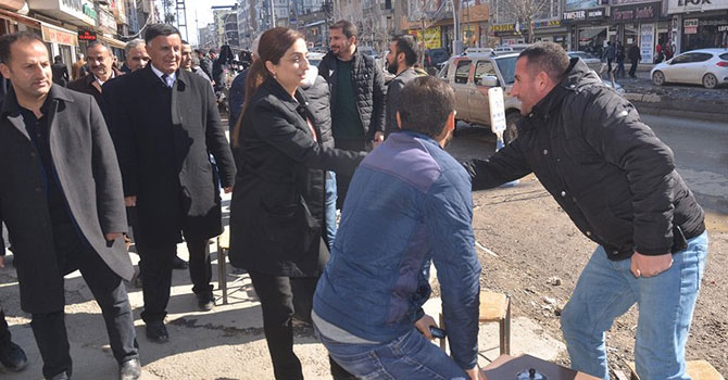 HDP'nin Yüksekova adaylarından esnaf ziyareti 