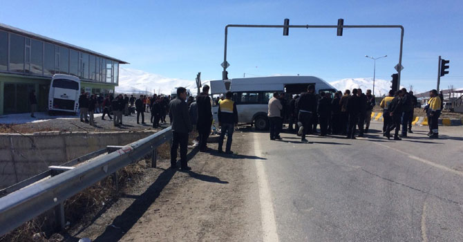 Hakkari Van yolunda kaza: 2 ölü 15 yaralı!
