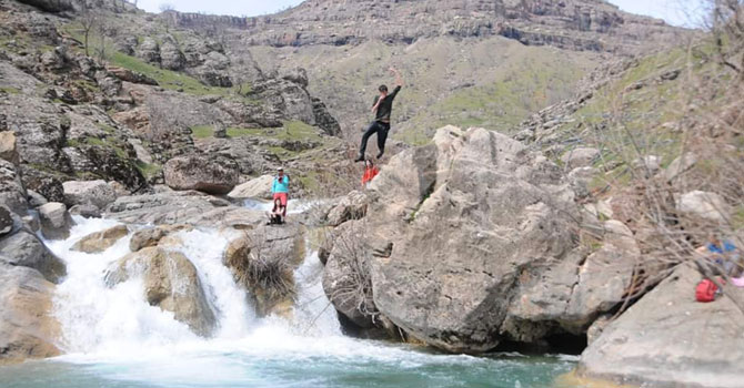 Yüksekovalı öğrenciler'den Derecek'e doğa yürüyüşü
