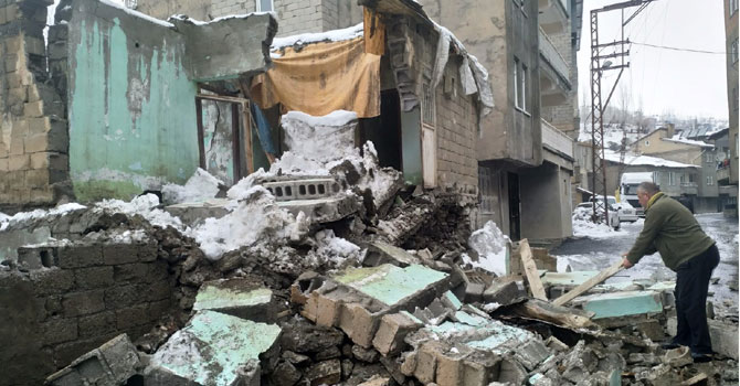 Hakkari'de boş ev yıkıldı: Tehlike devam ediyor