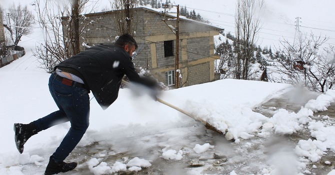 Hakkari’de 225 köy ve mezra yolu kapalı!