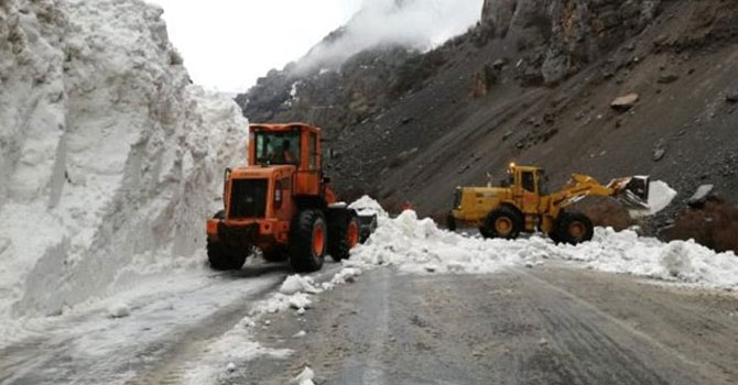 Hakkari-Şırnak karayolu'nun 4 ayrı noktasına çığ düştü