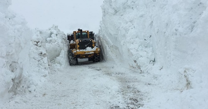 Hakkari-Durankaya yoluna çığ düştü VİDEO