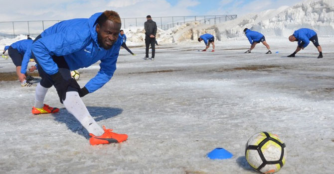 Nijeryalı futbolcu Yüksekova ekibi için ter döküyor