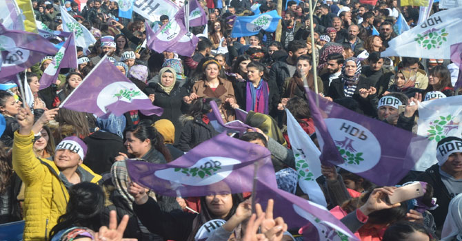 Yüksekova'da renkli Newroz kutlaması