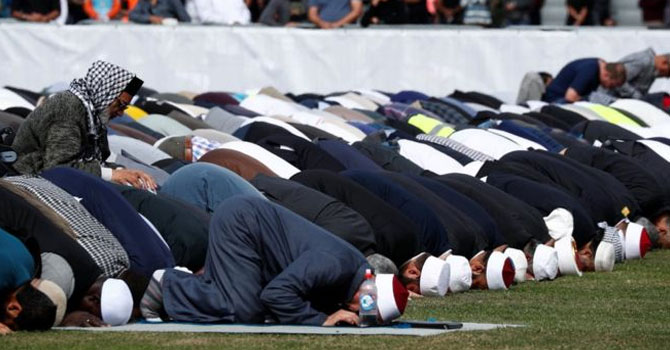 Yeni Zelanda: Kurbanları anma töreninde ezan canlı yayınlandı, saygı duruşu yapıldı