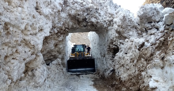 Hakkari'de Karla Zorlu Mücadele