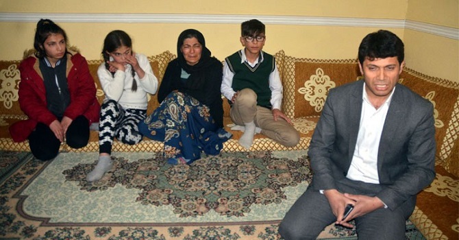Yüksekova'da Babaları ölen, anneleri cezaevinde olan 3 kardeşe muhtar sahip çıktı