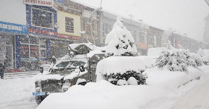 Hakkari'ye kar geliyor