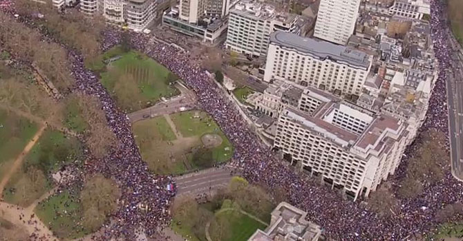 '1 milyona yakın' Brexit karşıtı Londra'da sokağa çıktı: 'Halka bırakın'