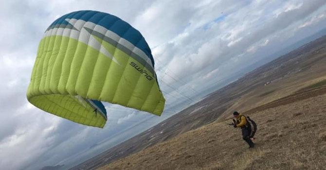 Van Gölü'ne düşen paraşütçü yaşamını yitirdi