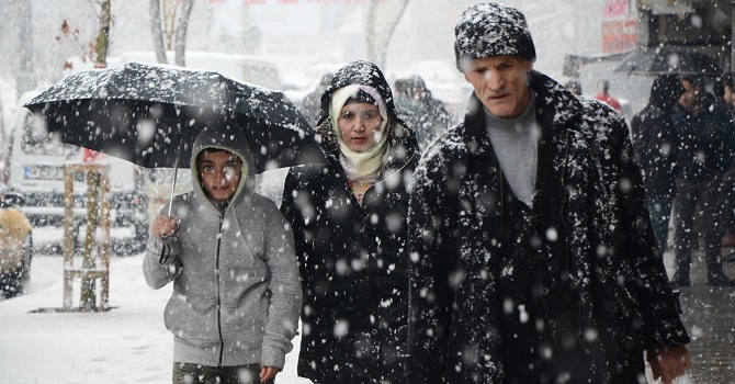 Hakkari, yağan karla beyaza büründü