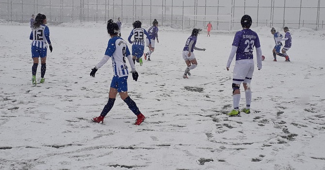 Futbol'un melekleri kar altında da affetmedi