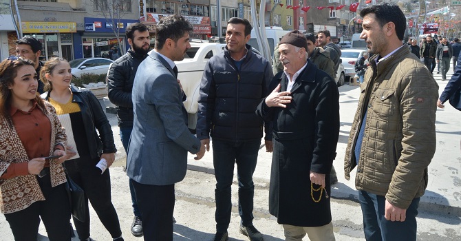 CHP Hakkari Belediye Başkan Adayı Koparan broşür dağıttı