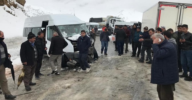 Şemdinli - Yüksekova yolunda kaza: 12 Yaralı