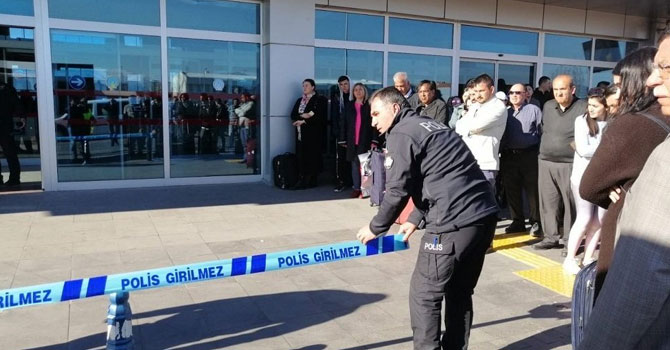 Kayseri Havaalanı'nda silah sesleri: Yaralı polisler var