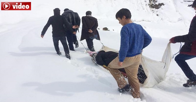Kar Yolları Kapattı, Hasta Ambulansa 2 Kilometre Brandayla Taşındı