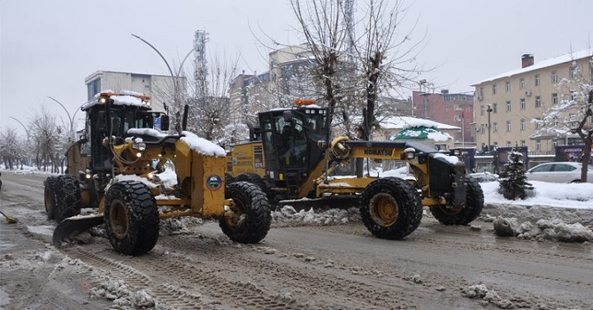 Yüksekova'da karla mücadele çalışmaları