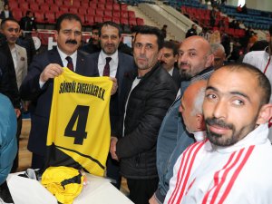 Hakkari'deki spor kulüplerine malzeme desteği