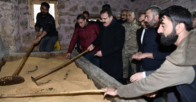 Vali Akbıyık, tarihi değirmende inceleme yaptı!