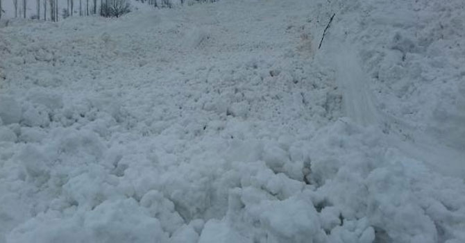 Yüksekova'da mezra yoluna çığ düştü