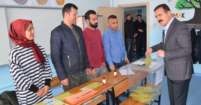 Hakkari Valisi İdris Akbıyık oyunu kullandı