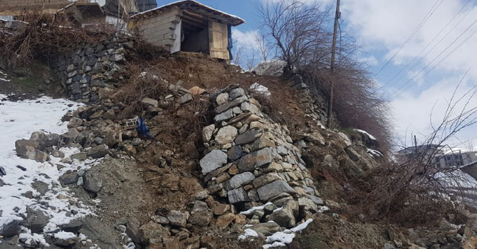 Yağışlara dayanamayan istinat duvarı çöktü