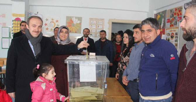 Ak Parti'nin Hakkari adayı Epçim oyunu kullandı