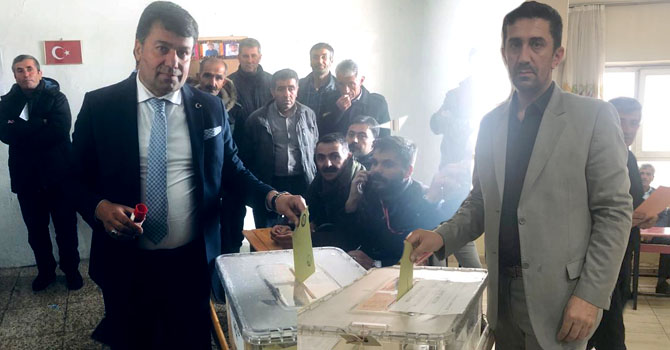 Başkan Örnek ve Yorulmaz oylarını kullandı