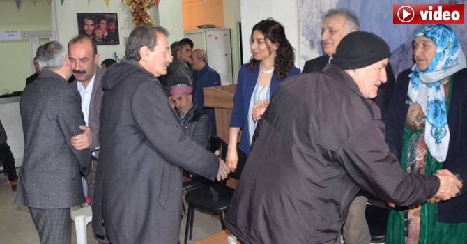 Hakkari belediye eşbaşkanları tebrikleri kabul ediyor!