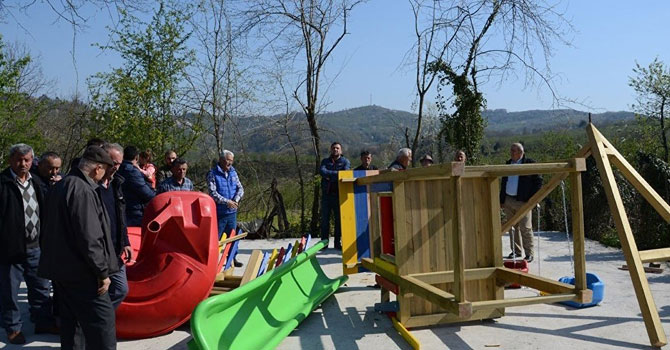 Muhtarlığı kazanamayınca oyun parkını söktü