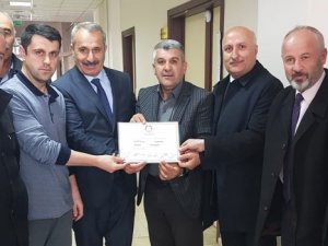 Ak Partili İsmail Demirci mazbatasını aldı