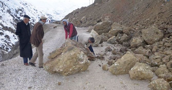 Yüksekova'da heyelan: 3 köyün yolu kapandı!